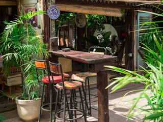 Monggo Bar Restaurant