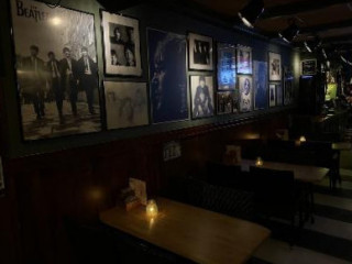 Café Lennon's
