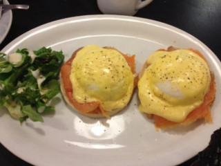 Eggs Benedict Cafe