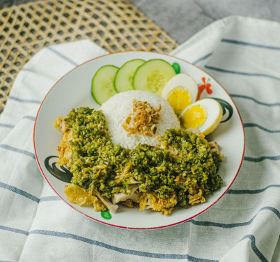 Green Chilli Smashed Chicken On Rice