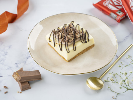 Kitkat Cheesecake Slice