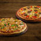 Twee Klassieke Niet-Vegetarische Middelgrote Pizzacombo's.
