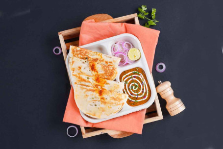 [Under 600 Calories] Dal Makhani Bread Kulcha Lunchbox