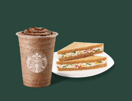 Frappuccino Dublu Cu Chips De Ciocolată Înalt Cu Sandwich Cu Salată De Pui.