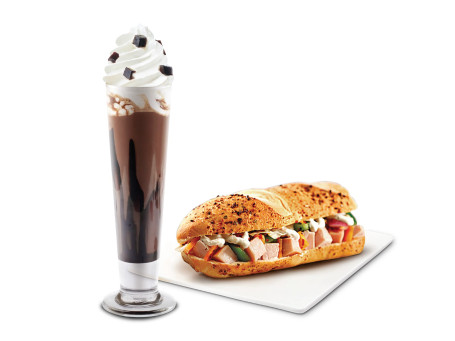 Frappe De Cafea Cu Ciocolată Neagră Și Sandwich Cu Pui Afumat