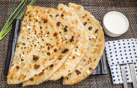 Paneer Paratha With Curd (2 Pcs)