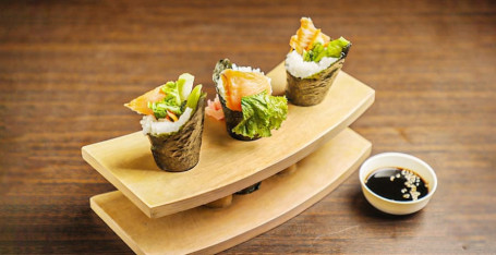 Salmon Temaki (3 Pcs)