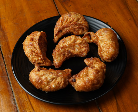 Veg And Cheese Fried Momos (6 Pcs)