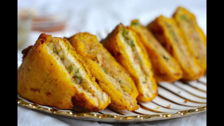 Aloo Stuffed Bread Pakoras (5 Pcs)