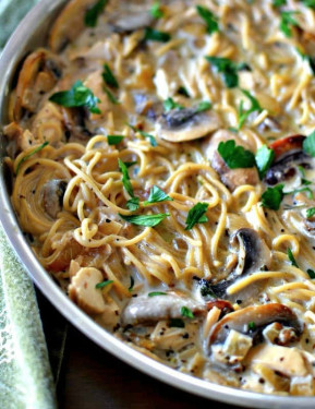 Spaghetti With Chicken, Mushrooms And White Sauce