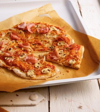 Pizza Salami Schinken Champignons Und Zwiebeln