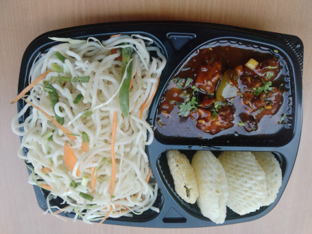 Veg Hakka Noodles With Chilli Chicken(4 Pcs)