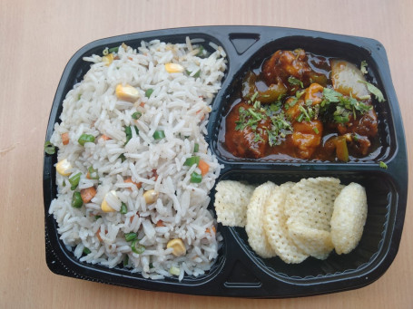 Veg Fried Rice With Chili Chicken (4 Pcs)