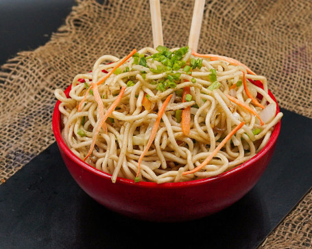 Veg Hakka Noodles [Serves 2]