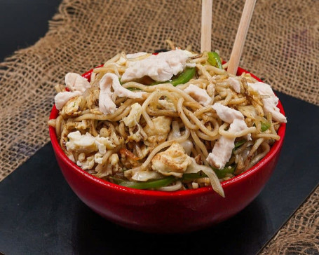 Chicken Hakka Noodles [Serves 2]