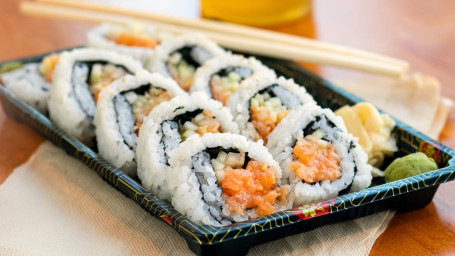 Sushi Rolls: Spicy Salmon (Raw)