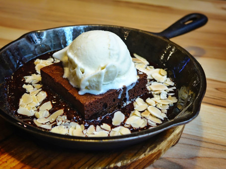 Choco Brownie Cake With Icecream