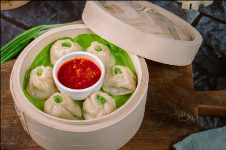 Classic Vegetables With Paneer Momo [6Pieces]
