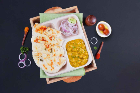 Chole Kulcha Lunchbox Z Gulab Jamun (2 Szt.) Combo