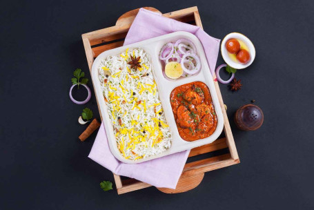 Gerookte Boterkip, Rijst Lunchbox Met Gulab Jamun (2 Stuks) Combo
