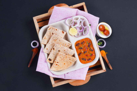 Rajma, Chapati Lunchbox Met Gulab Jamun (2 Stuks) Combo