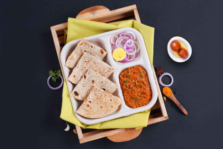 Chicken Kheema, Chapati Lunchbox Met Gulab Jamun (2 Stuks) Combo