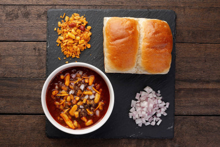 Mumbaiya Misal Pav