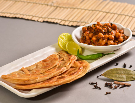 Plain Paratha Chana Masala (2 Pcs)