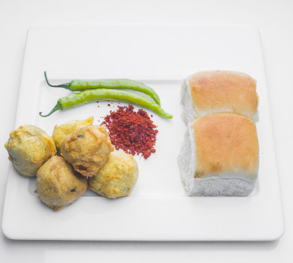 Bombay Vadapav (Served With Vadapav Sauce And Green Chutney.