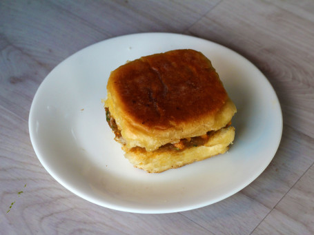 Jain Dabeli (1 Pc Served With Vadapav Sauce And Green Chutney.