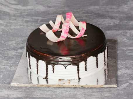 Chocolate Vanilla Cake (Eggless)