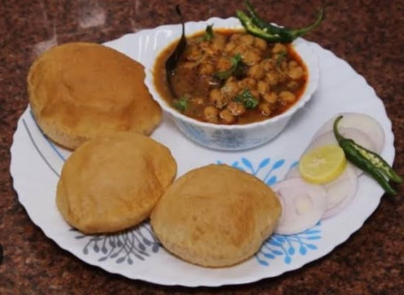 Chhole Chana &Puri (300 Gm &4 Puri)