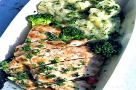 Grilled Chicken With Potato Mash And Vegetables