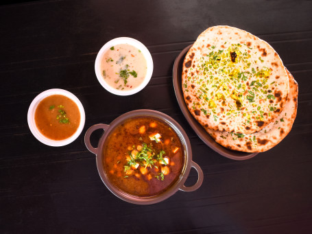 Amritsari Kulcha With Chana (2 Pc)