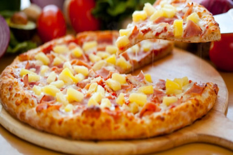 Pineapple And Red Paprika Pizza