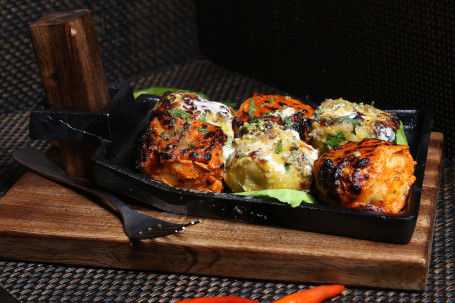 Tandoori Paneer Momos (8 Pcs)