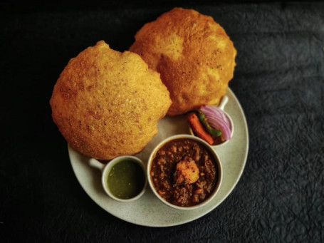 Bedmi Poori With Chole