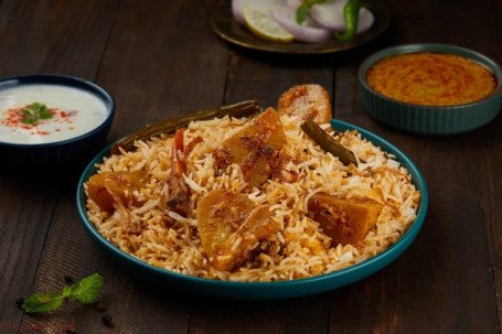 Hyderabadi Chicken Biryani With Raita