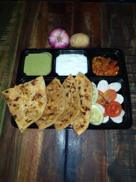 Aloo Paratha (Salata Chutney Verde Paratha Dahi Achar)