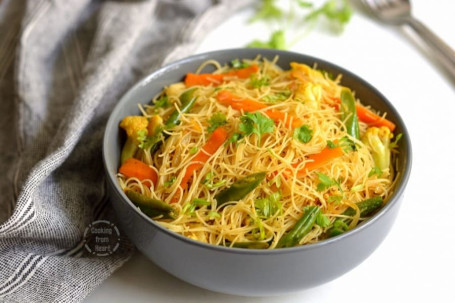 Veg Singapore Noodles (With Paneer)