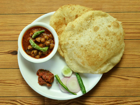 Chole Bhatoore With Salad And Pickle