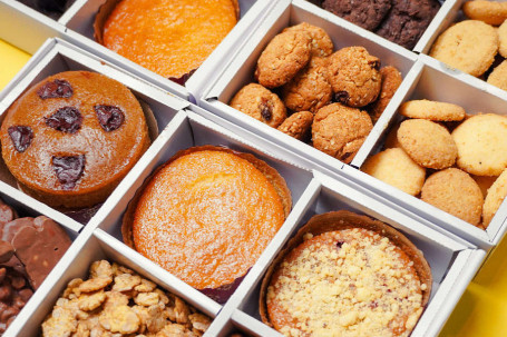 Gift Hamper 1199/ (Choose Any Four Cookies Two Desserts