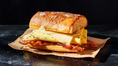 Bacon, Scrambled Egg Cheese Op Ciabatta
