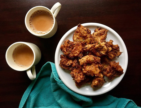 Special Tea With Pyaz Pakodi