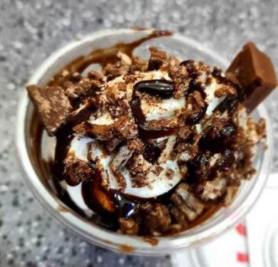 Vanilla Ice Cream With Kitkat