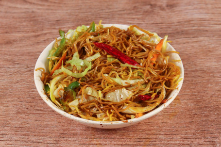 Hakka Noodles Served With Sauce