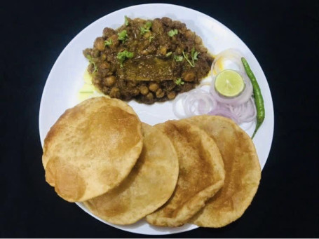 Poori Chole (Pindi Chole)