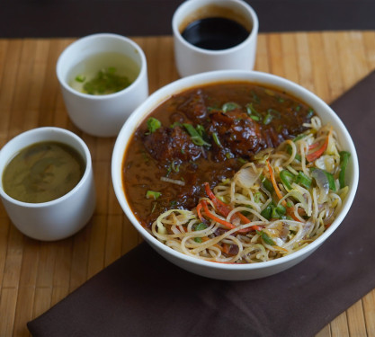 Noodles With Veg Manchurian (4 Pcs)