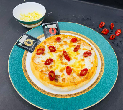 Spicy red chilli cheese pizza