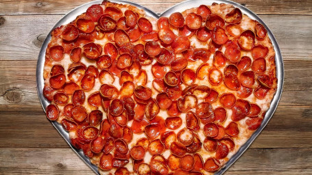 Pizza Cu Pepperoni În Formă De Inimă